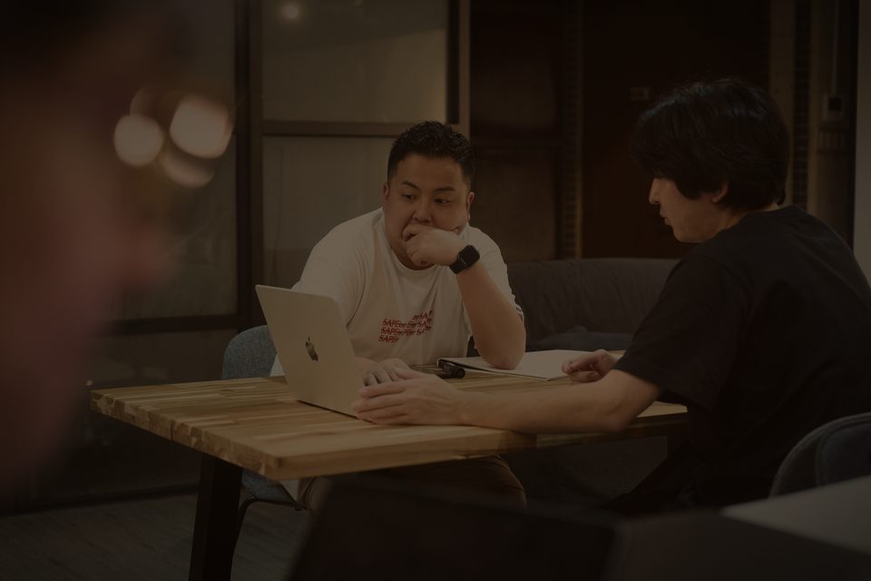 テーブルを囲んで企画を話し合うメンバー