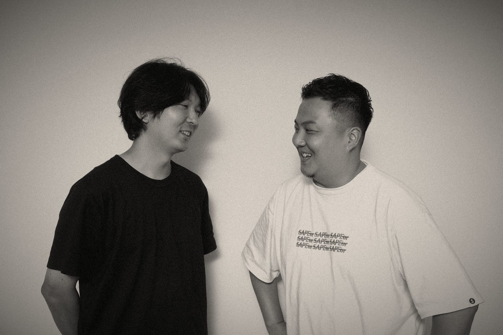 笑い合う二人のメンバー
